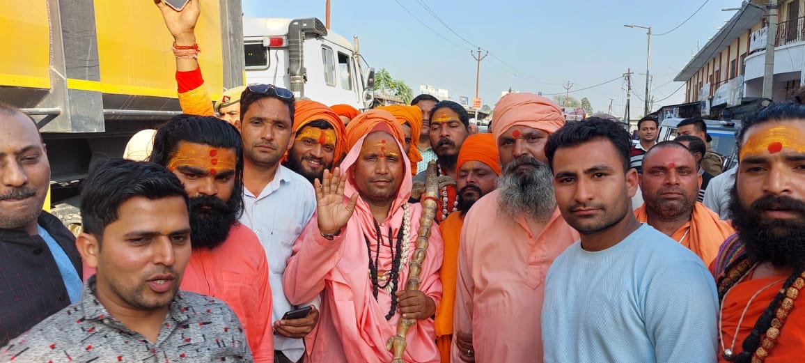 चिलकाना में मुकेश चौधरी की जीत की खुशी मनाते लोगों के साथ संत चिलकाना में मुकेश चौधरी की जीत की खुशी मनाते लोगों के साथ संत