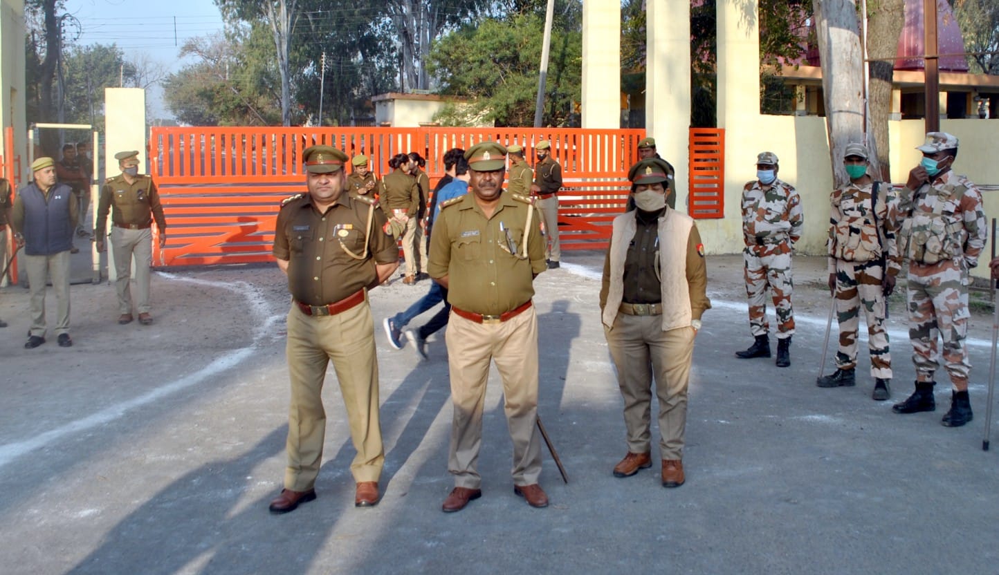 शामली में नवीन मंडी के गेट पर तैनात पुलिसकर्मी। शामली में नवीन मंडी के गेट पर तैनात पुलिसकर्मी।