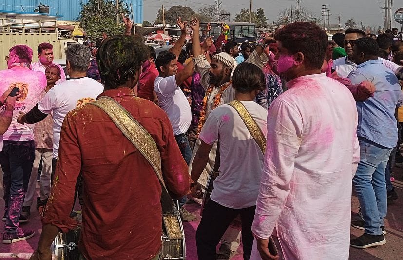 रुद्रपुर मे जीत की खुशी मे होली खेलते समर्थक।