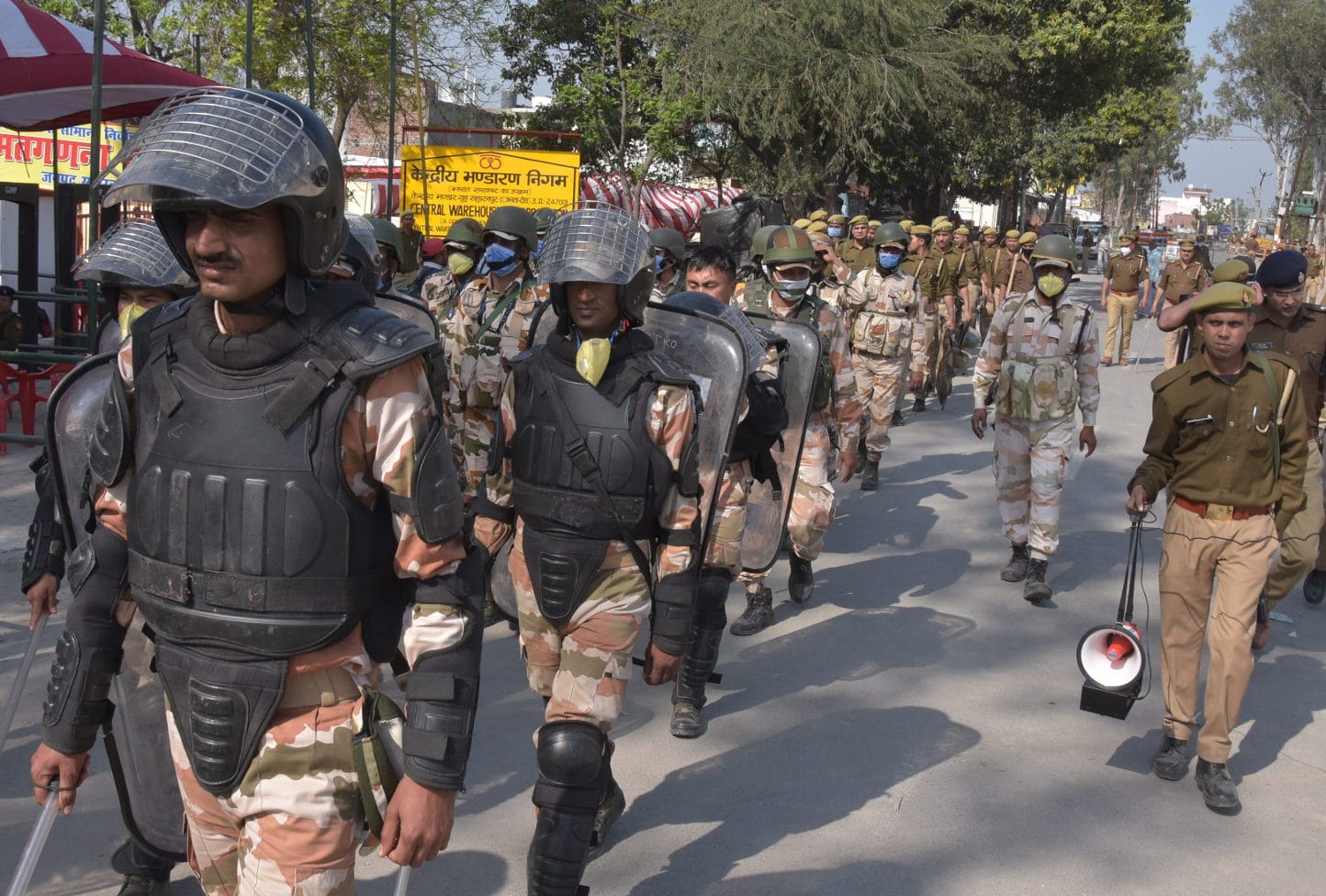 सेंट्रल वेयर हाऊस के बाहर भीड़ को नियंत्रित करने के लिए जाते अर्द्घ सैनिक बलों के जवान सेंट्रल वेयर हाऊस के बाहर भीड़ को नियंत्रित करने के लिए जाते अर्द्घ सैनिक बलों के जवान