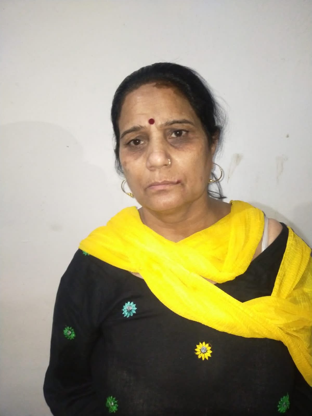 गले से सोने की चेन झपटने की जानकारी देती वीना देवी। गले से सोने की चेन झपटने की जानकारी देती वीना देवी।