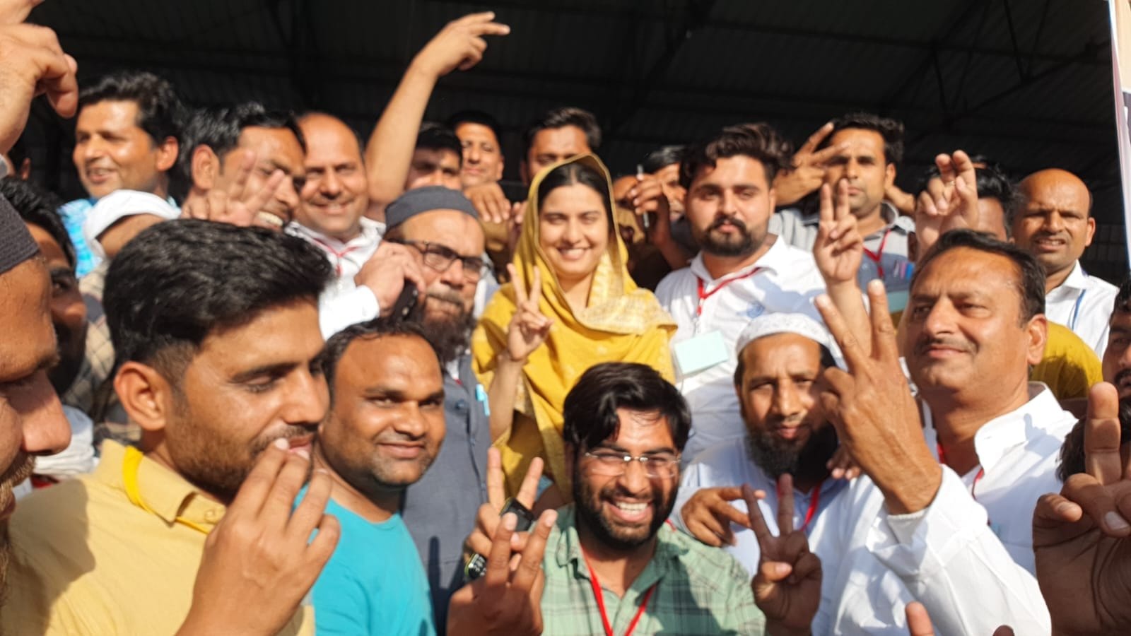 शामली में नवीन मंडी स्थित मतगणना केंद्र पर समर्थकों के साथ खुशी मनाती कैराना विधान सभा सीट से सपा शामली में नवीन मंडी स्थित मतगणना केंद्र पर समर्थकों के साथ खुशी मनाती कैराना विधान सभा सीट से सपा