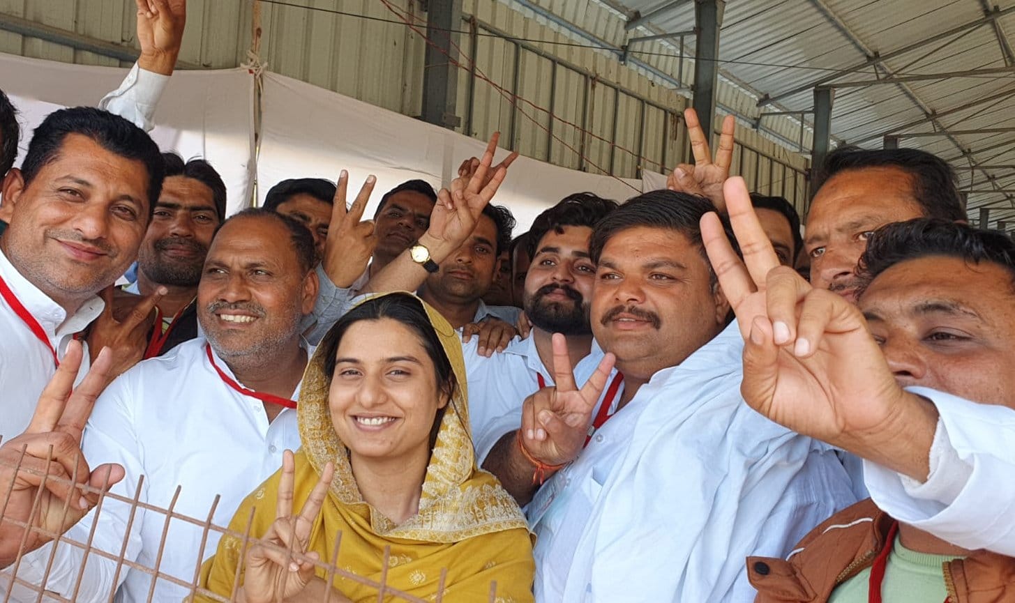 शामली में नवीन मंडी स्थित मतगणना केंद्र पर समर्थकों के साथ खुशी मनाती कैराना विधान सभा सीट से सपा शामली में नवीन मंडी स्थित मतगणना केंद्र पर समर्थकों के साथ खुशी मनाती कैराना विधान सभा सीट से सपा