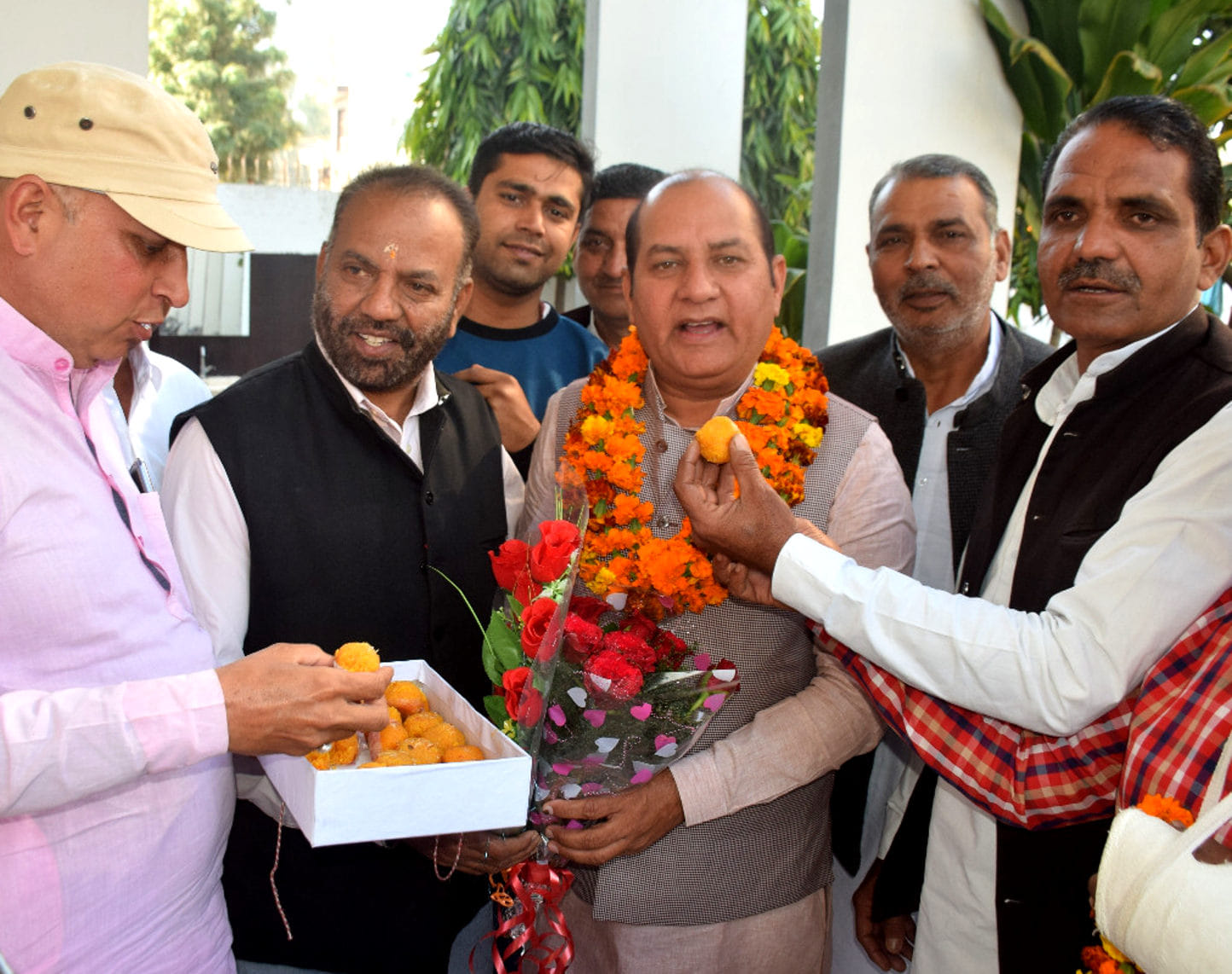 दिल्ली रोड़ आवास पर जीत के बाद गंगोह भाजपा विधायक कीरत सिंह को मिठाई खिलाते कार्यकर्ता