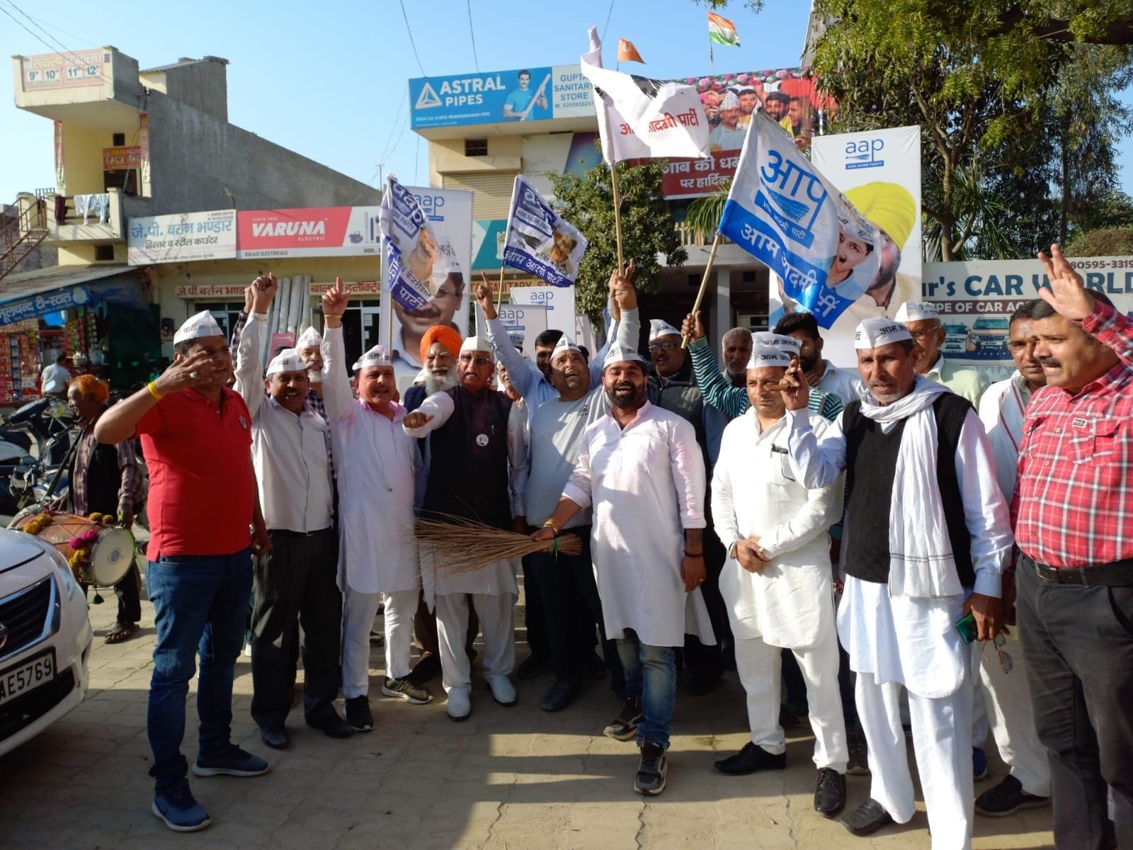 The joy of victory, the workers danced fiercely on the beat of the dholak The joy of victory, the workers danced fiercely on the beat of the dholak