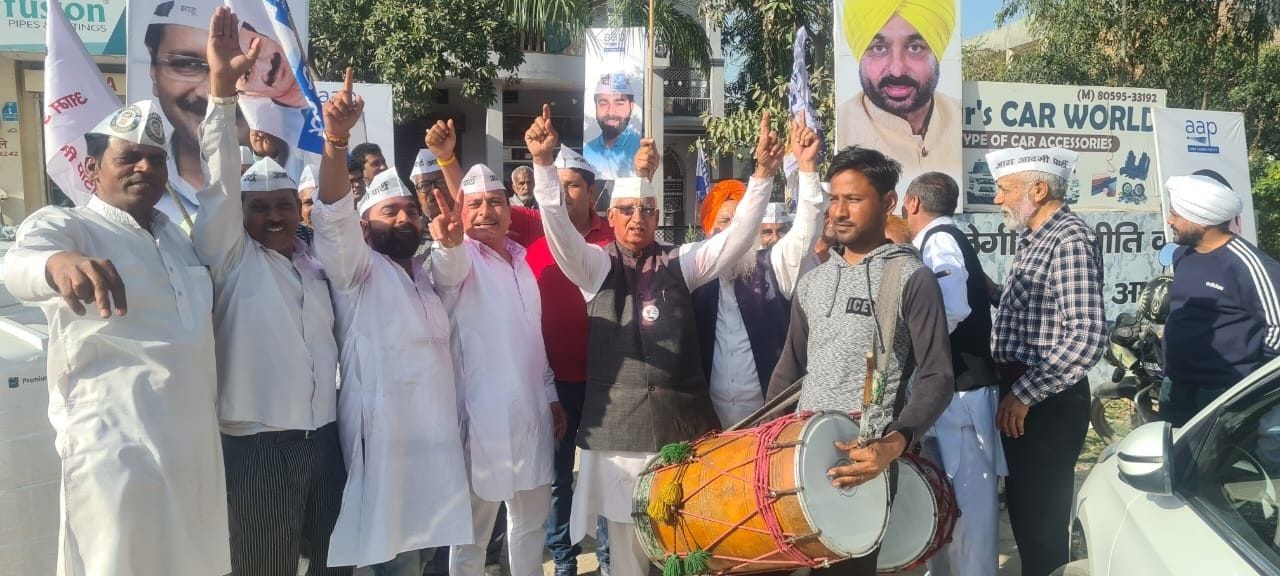 The joy of victory, the workers danced fiercely on the beat of the dholak The joy of victory, the workers danced fiercely on the beat of the dholak