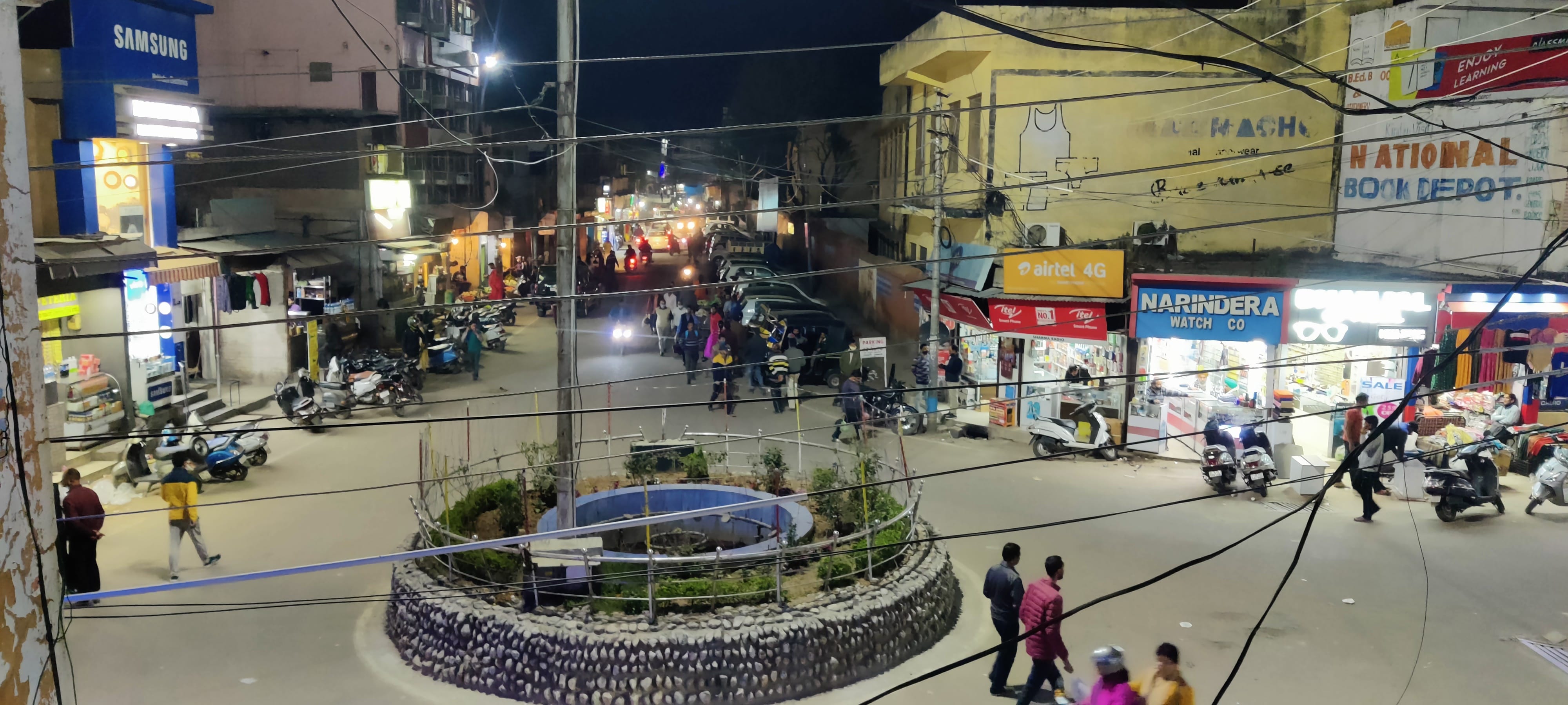 उधमपुर शहर में बिना सुरक्षा के इंदिरा चौक उधमपुर शहर में बिना सुरक्षा के इंदिरा चौक