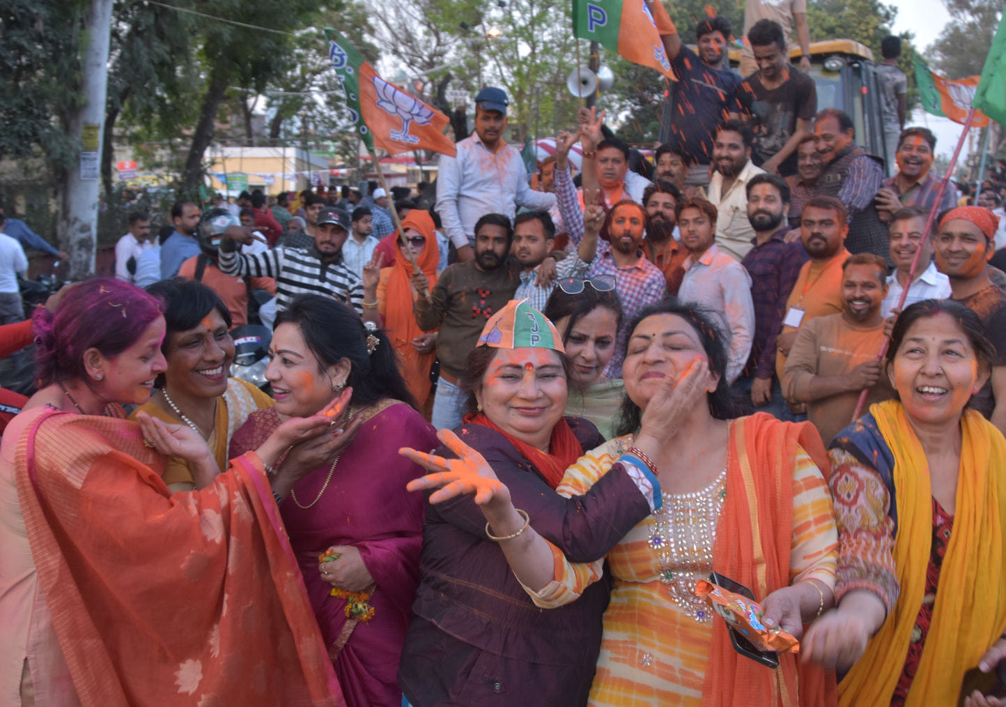 वेयर हाउस के बाहर होली खेलती महिलाएं वेयर हाउस के बाहर होली खेलती महिलाएं