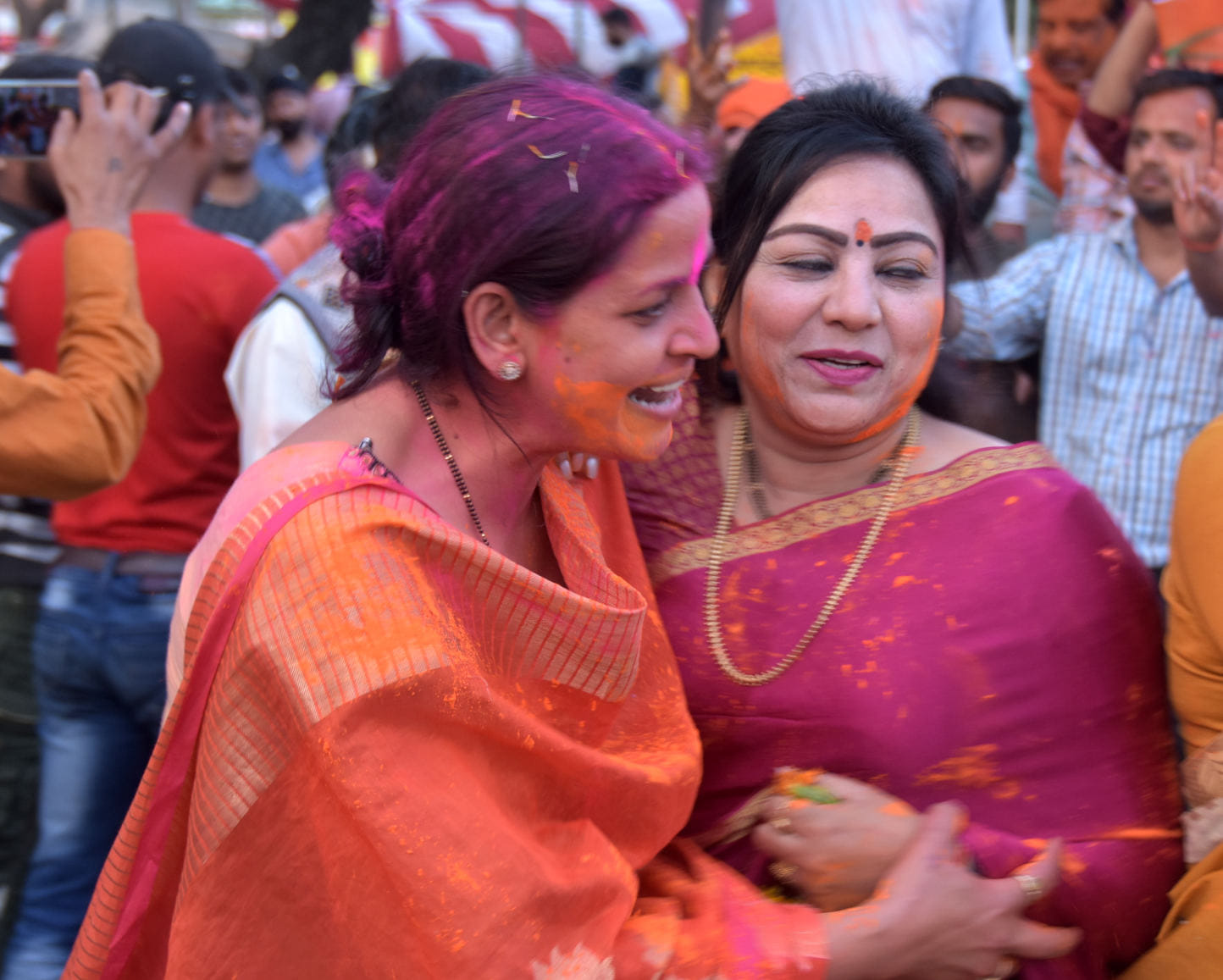 वेयर हाउस के बाहर होली खेलती महिलाएं वेयर हाउस के बाहर होली खेलती महिलाएं