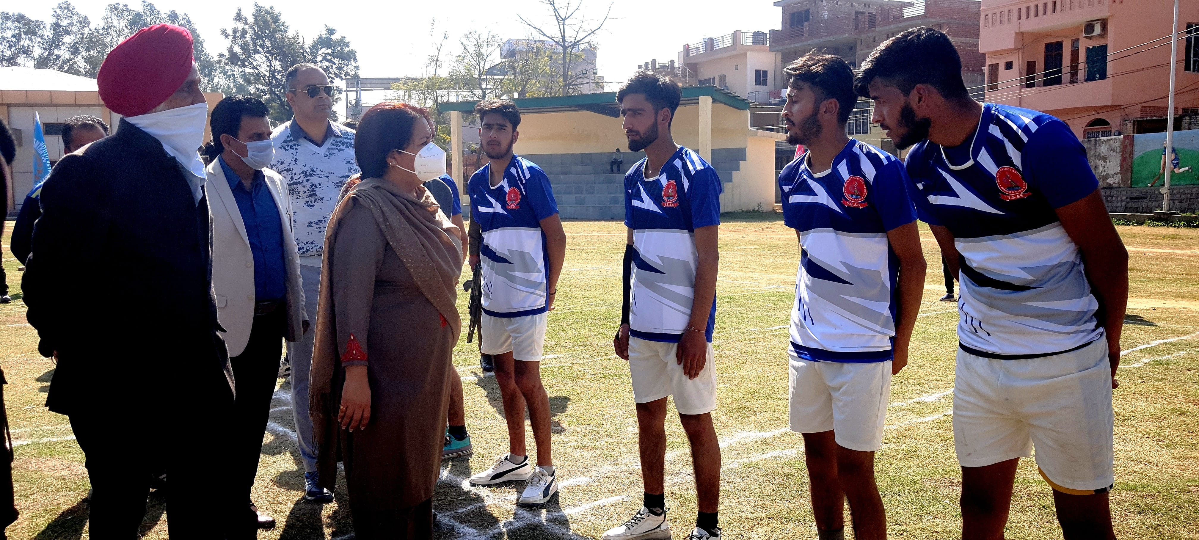 उधमपुर में यूटी स्तर की इंटर डिस्ट्रिक्ट खोखो टूर्नामेंट में हिस्सा लेते खिलाड़ी व खिलाड़ियों स
