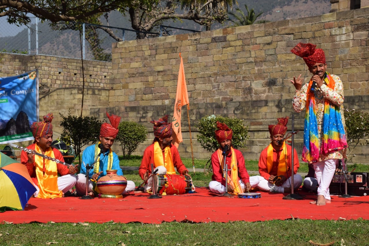 उधमपुर के क्रिमची पांडव मंदिर में ट्रैकिंग के लिए पहुंचे युवा व कार्यक्रम पेश करते कलाकार उधमपुर के क्रिमची पांडव मंदिर में ट्रैकिंग के लिए पहुंचे युवा व कार्यक्रम पेश करते कलाकार
