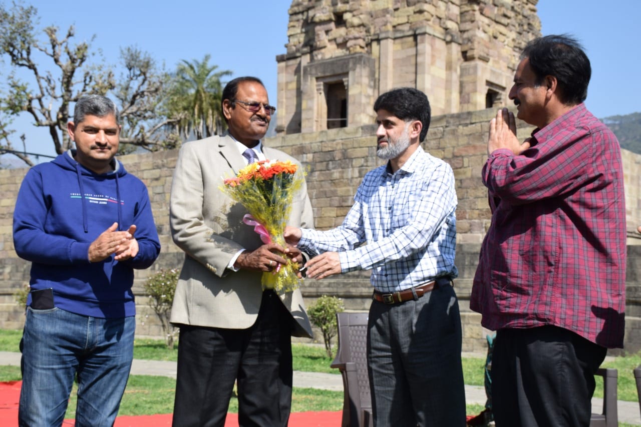 उधमपुर के क्रिमची पांडव मंदिर में ट्रैकिंग के लिए पहुंचे युवा व कार्यक्रम पेश करते कलाकार उधमपुर के क्रिमची पांडव मंदिर में ट्रैकिंग के लिए पहुंचे युवा व कार्यक्रम पेश करते कलाकार
