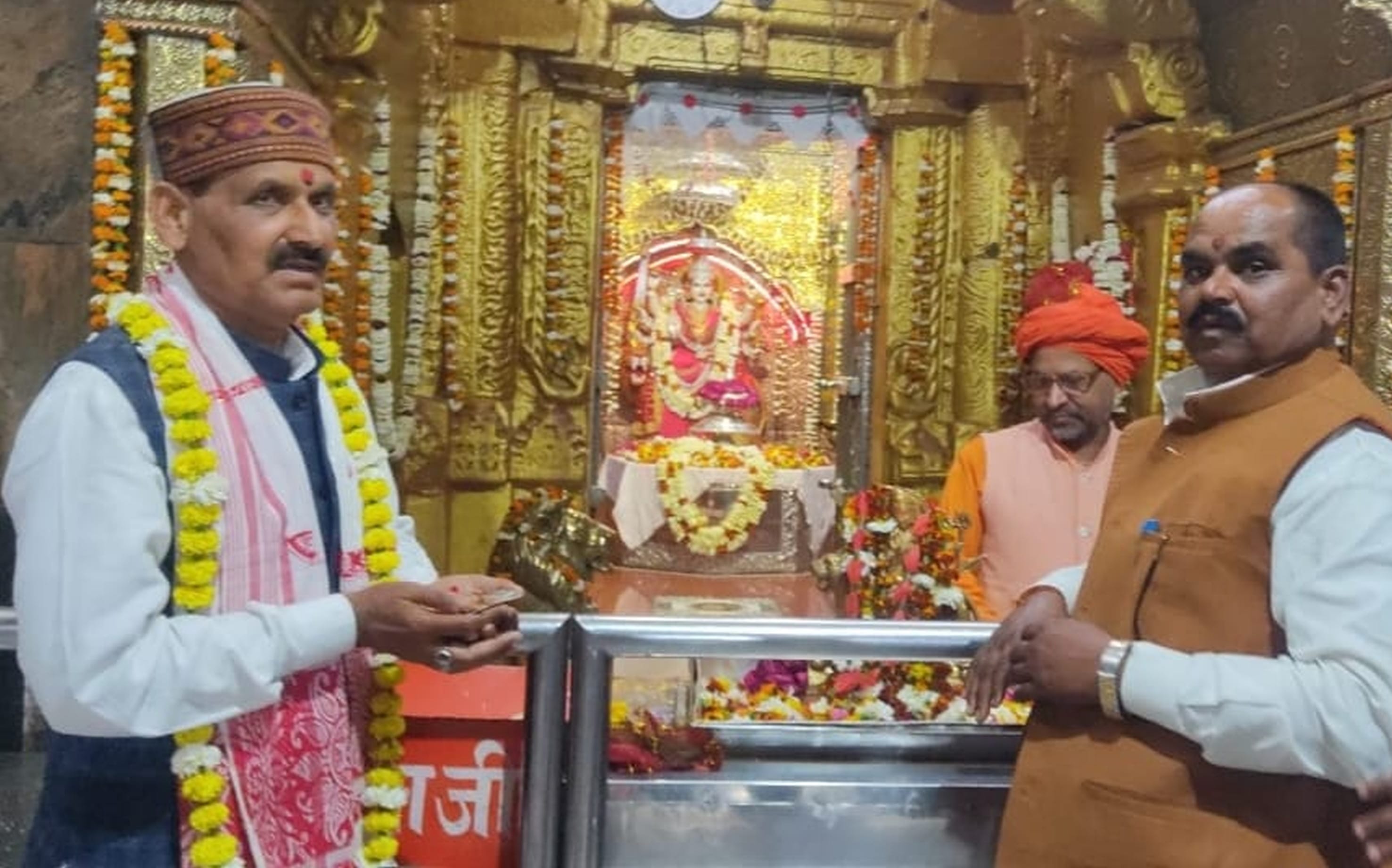फोटो-5-बलरामपुर में मां पाटेश्वरी का दर्शन-पूजन करते कैलाश नाथ शुक्ला।-संवाद फोटो-5-बलरामपुर में मां पाटेश्वरी का दर्शन-पूजन करते कैलाश नाथ शुक्ला।-संवाद