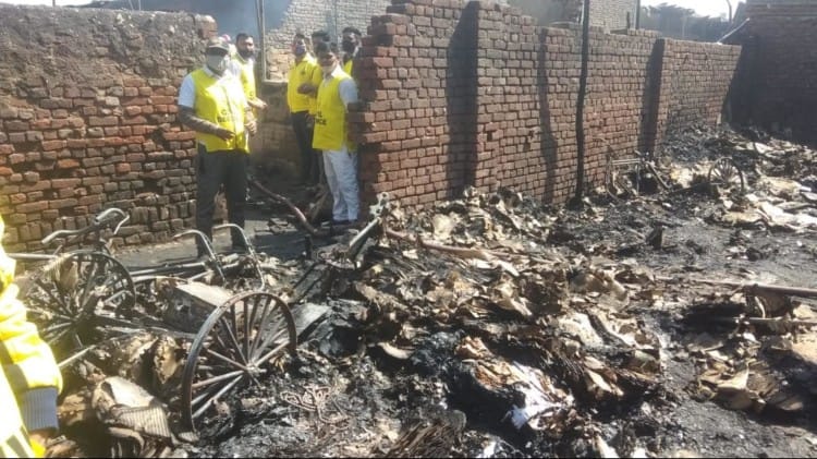 गोकुलपुरी हादसे की तस्वीरें: जिंदा जल गए एक ही परिवार पांच लोग, 60 परिवारों से छिन गई छत, जिसने भी देखा दहल गया गोकलपुरी में आग