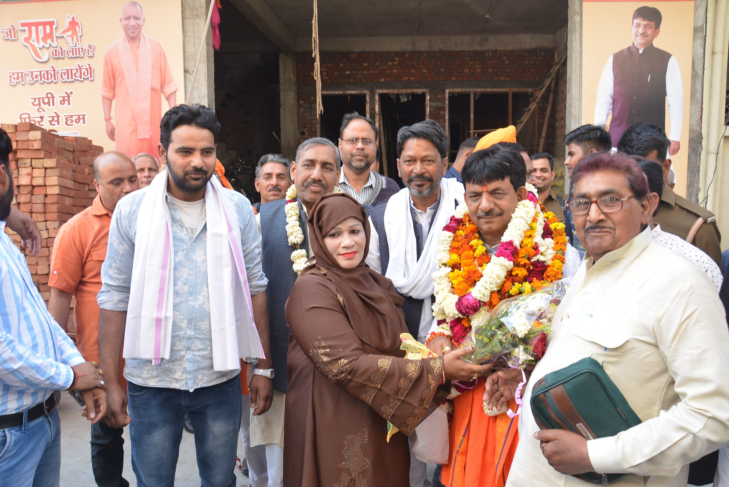 गाधीनगर स्थित आवास पर शहर विधायक कपिल देव को बुके देते समर्थक। गाधीनगर स्थित आवास पर शहर विधायक कपिल देव को बुके देते समर्थक।