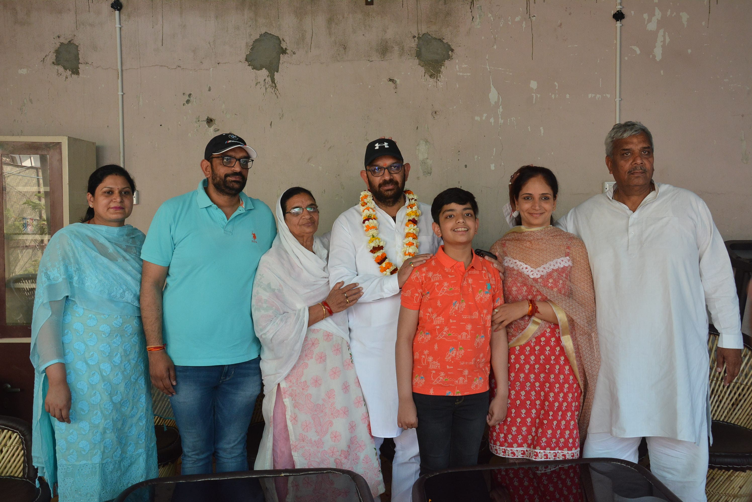 जीत के बाद अपने पिता से आर्शीवाद लेते चरथावल विधायक पंकज मलिक। । जीत के बाद अपने पिता से आर्शीवाद लेते चरथावल विधायक पंकज मलिक। ।