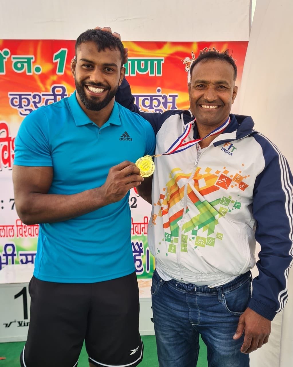 पदक दिखाते हुए पिता आनंद के साथ नितेश सिवाच। पदक दिखाते हुए पिता आनंद के साथ नितेश सिवाच।