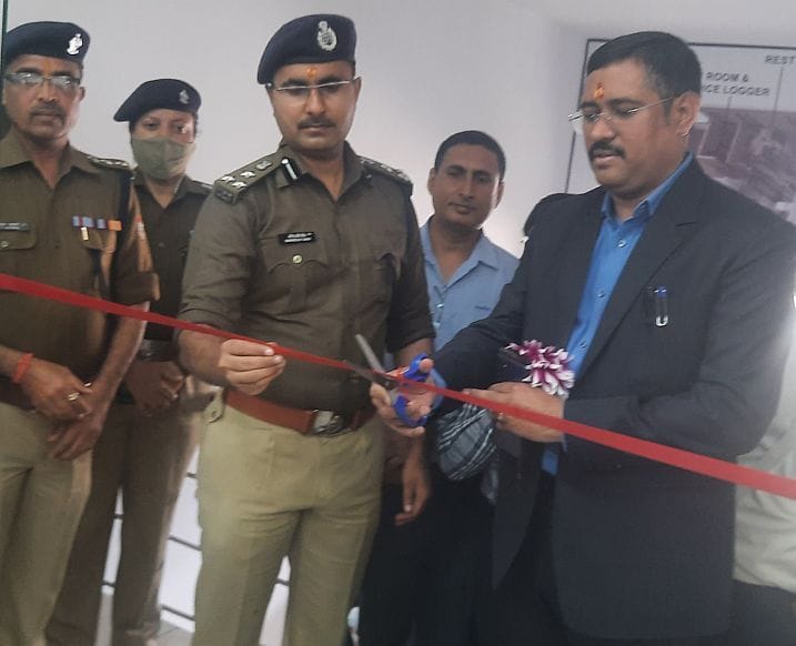 रुद्रपुर मे एसएसपी कार्यालय मे फीता काटते डीएम युगल किशोर पंत। रुद्रपुर मे एसएसपी कार्यालय मे फीता काटते डीएम युगल किशोर पंत।