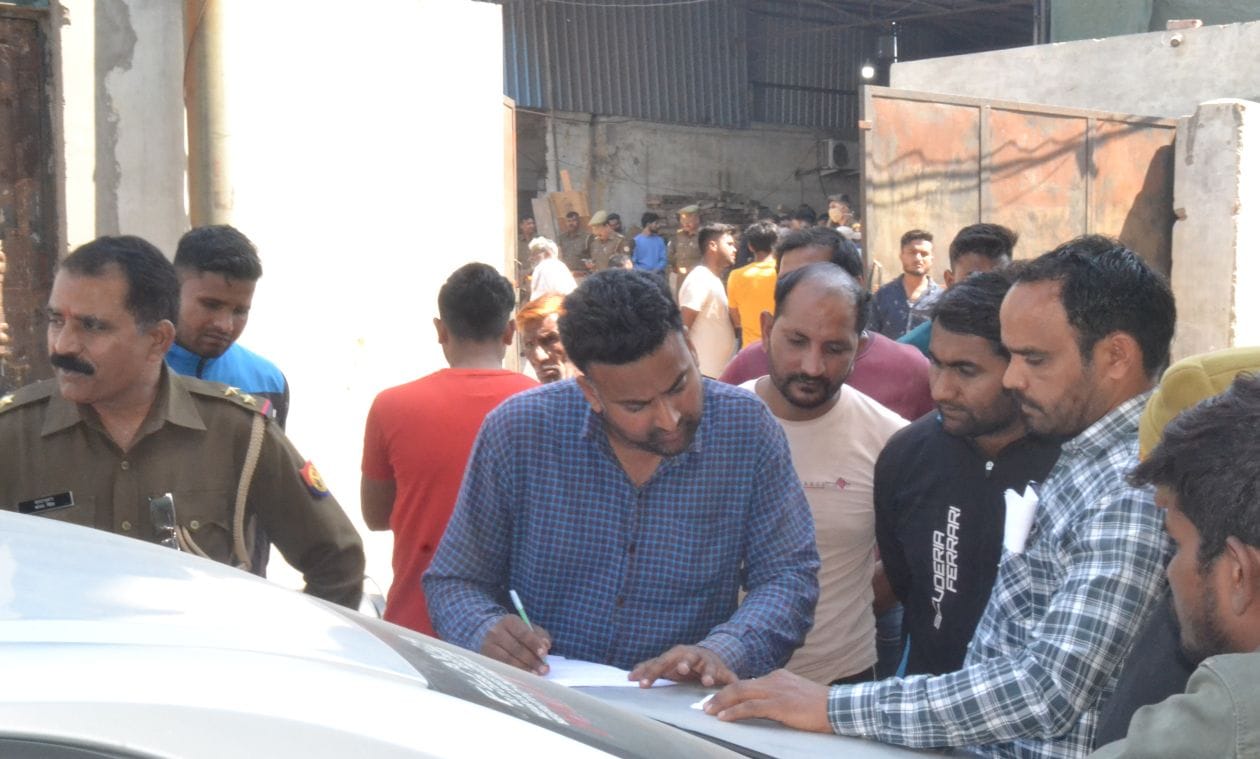 फैक्ट्री मालिक के खिलाफ तहरीर लिखते परिजन संवाद