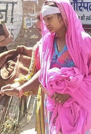 फोटो12एयूआरपी 16- मामला तूल पकड़ता देख अस्पताल से बाहर निकली प्रसूता। संवाद फोटो12एयूआरपी 16- मामला तूल पकड़ता देख अस्पताल से बाहर निकली प्रसूता। संवाद