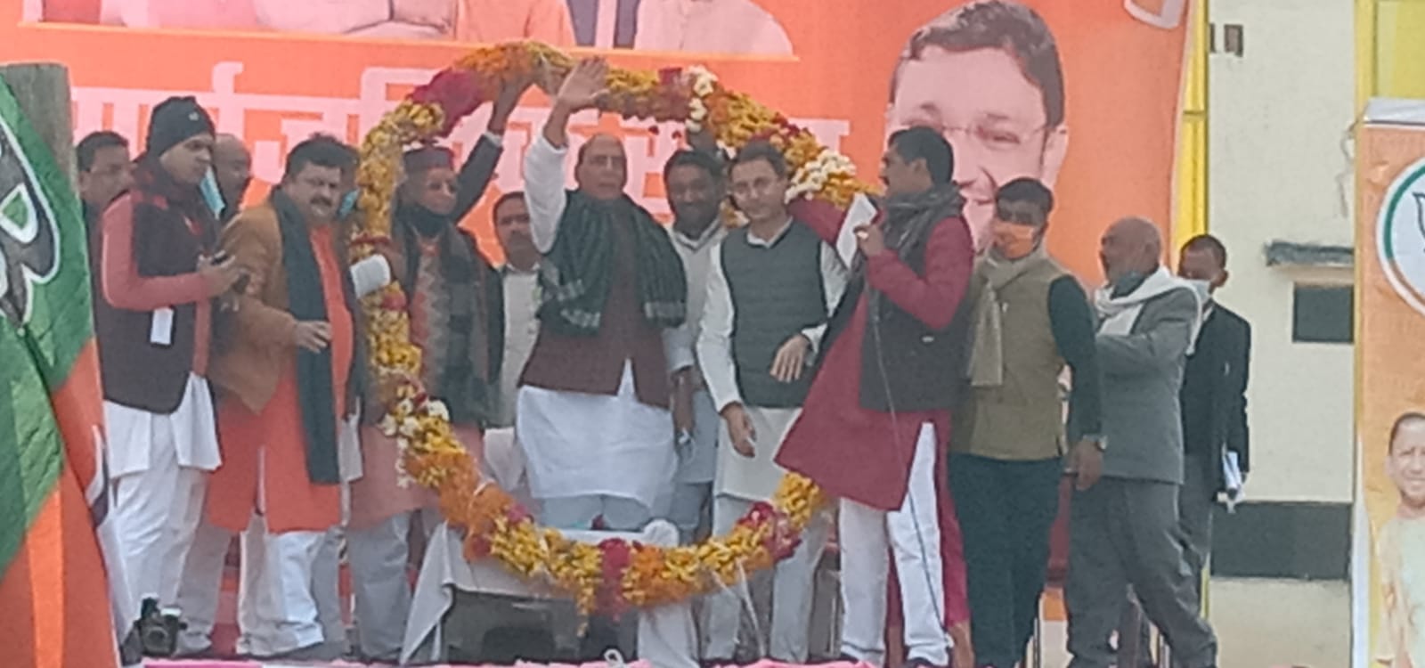 शाहजहांपुर में राजनाथ सिंह का फूल माला पहनाकर स्वागत हुआ शाहजहांपुर में राजनाथ सिंह का फूल माला पहनाकर स्वागत हुआ