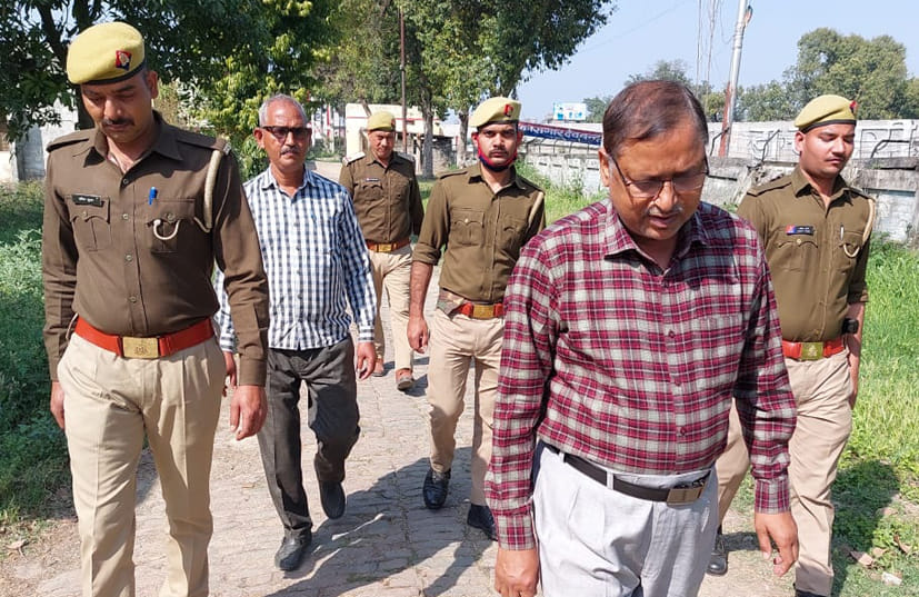 जेलकर्मियों के साथ घटनास्थल पर जाते जेलर रीवन सिंह