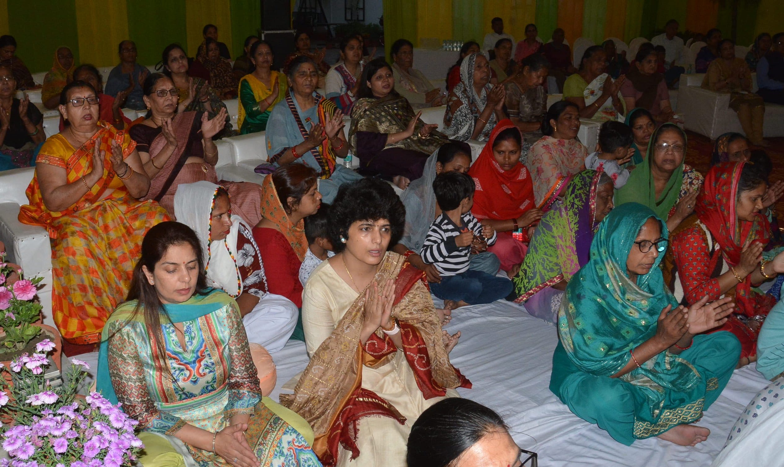 पटेल नगर में भागवत कथा सुनते श्रद्धालु।