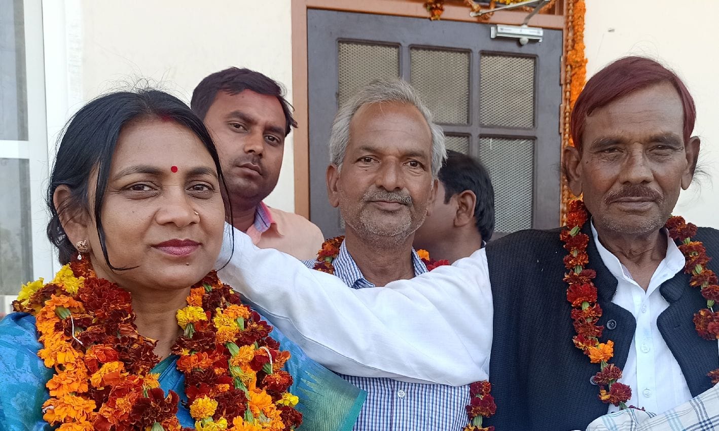 निगोही में तिलहर की विधायक सलोना कुशवाहा का स्वागत करते समर्थंक। संवाद निगोही में तिलहर की विधायक सलोना कुशवाहा का स्वागत करते समर्थंक। संवाद