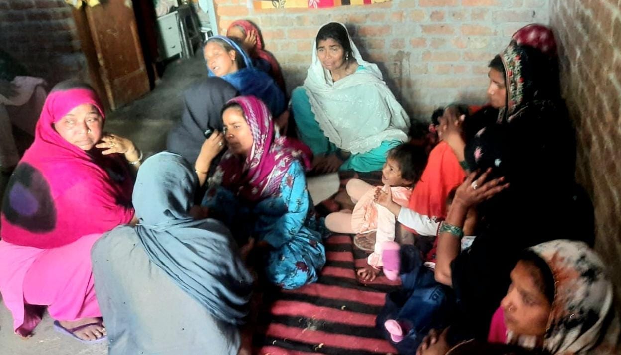 विलाप करती मृतक की परिजन महिलाएं विलाप करती मृतक की परिजन महिलाएं