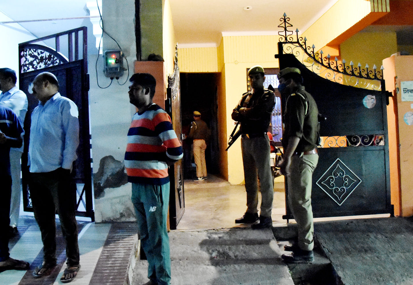 खलासी लाइन के नेहरू नगर में पुलिस कर्मी के आत्मा हत्या के घर पर जांच करने पहुंची पुलिस खलासी लाइन के नेहरू नगर में पुलिस कर्मी के आत्मा हत्या के घर पर जांच करने पहुंची पुलिस