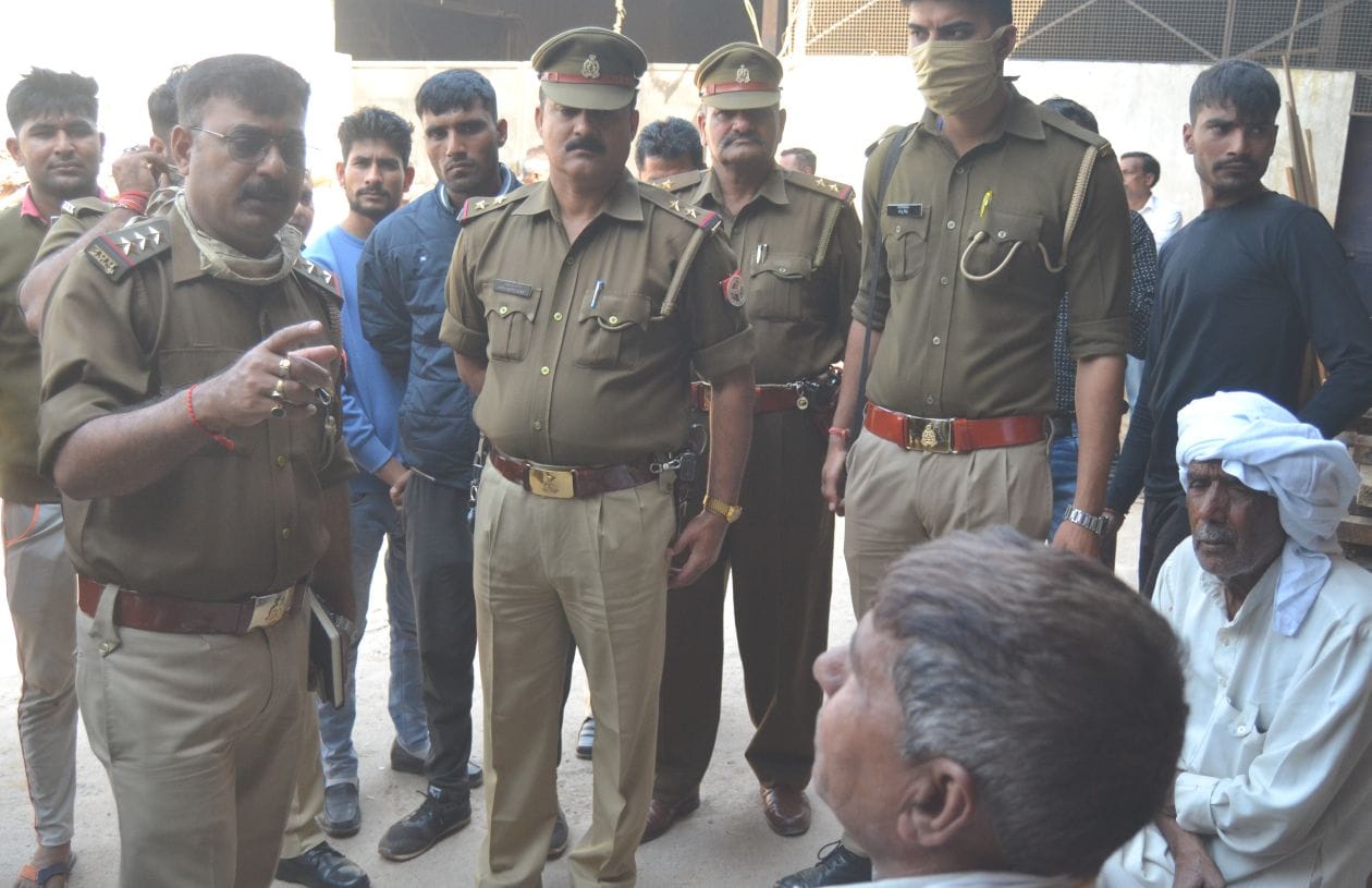 विलाप करते मृतक गार्ड रोशन के पिता को समझाते थाना प्रभारी  संवाद