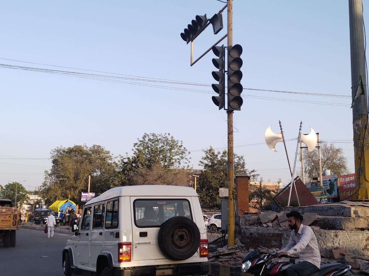 पिहोवा की मुख्य चौक पर ठप ट्रैफिक लाइट। संवाद पिहोवा की मुख्य चौक पर ठप ट्रैफिक लाइट। संवाद