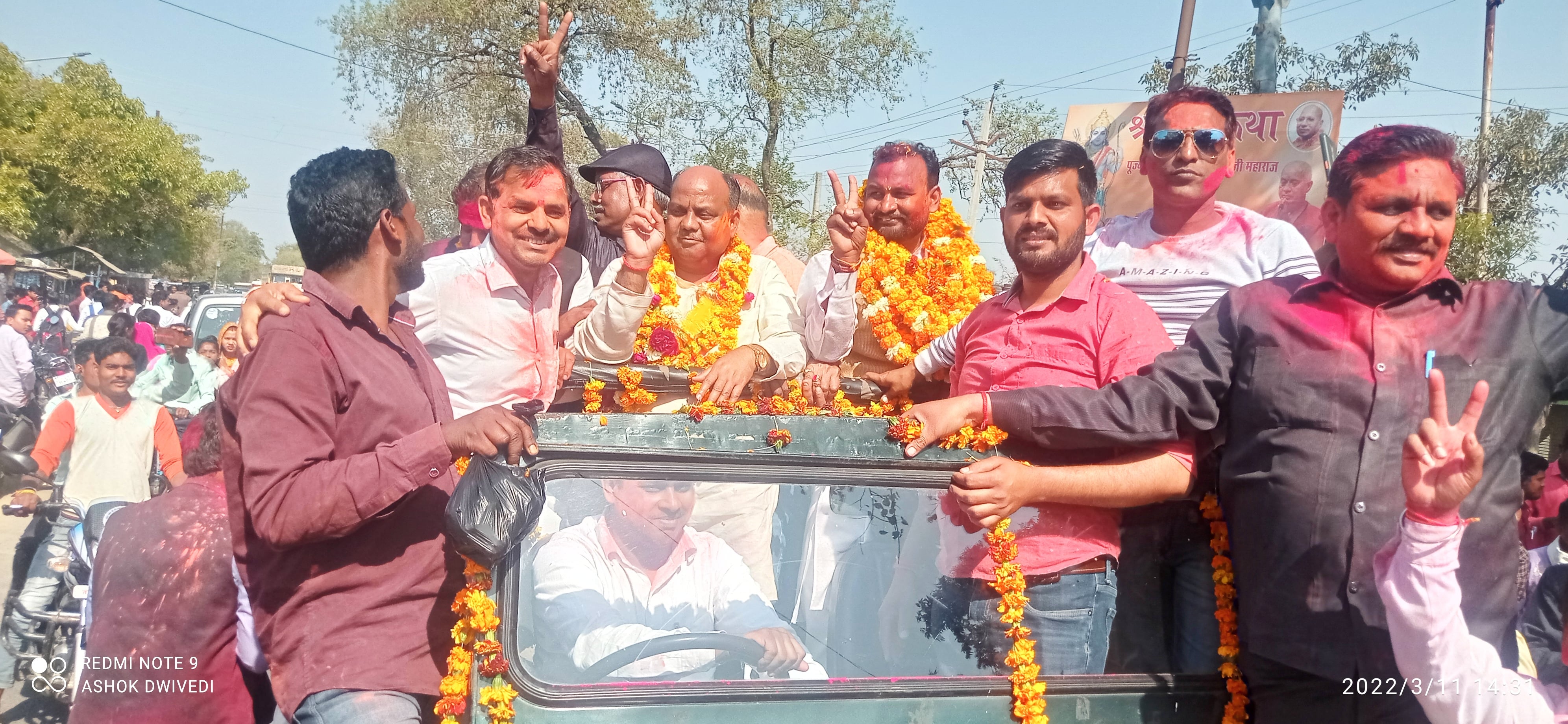 जलालाबाद में समर्थकों का अभिवादन करते हरिप्रकाश वर्मा व पूर्व विधायक शरदवीर सिंह जलालाबाद में समर्थकों का अभिवादन करते हरिप्रकाश वर्मा व पूर्व विधायक शरदवीर सिंह