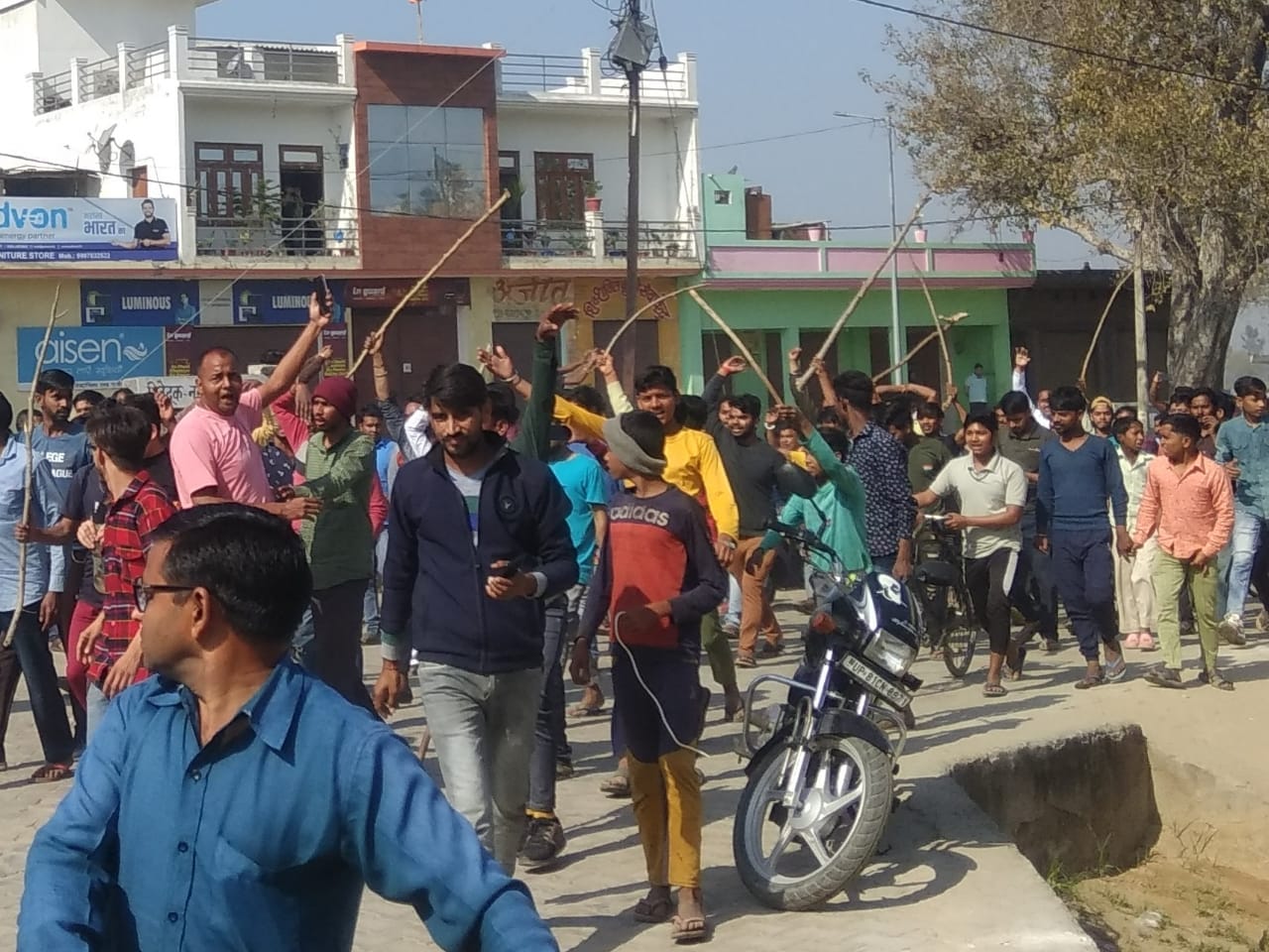 मंदिर की गुमटी टूटने पर प्रदर्शन करते लोग।  संवाद