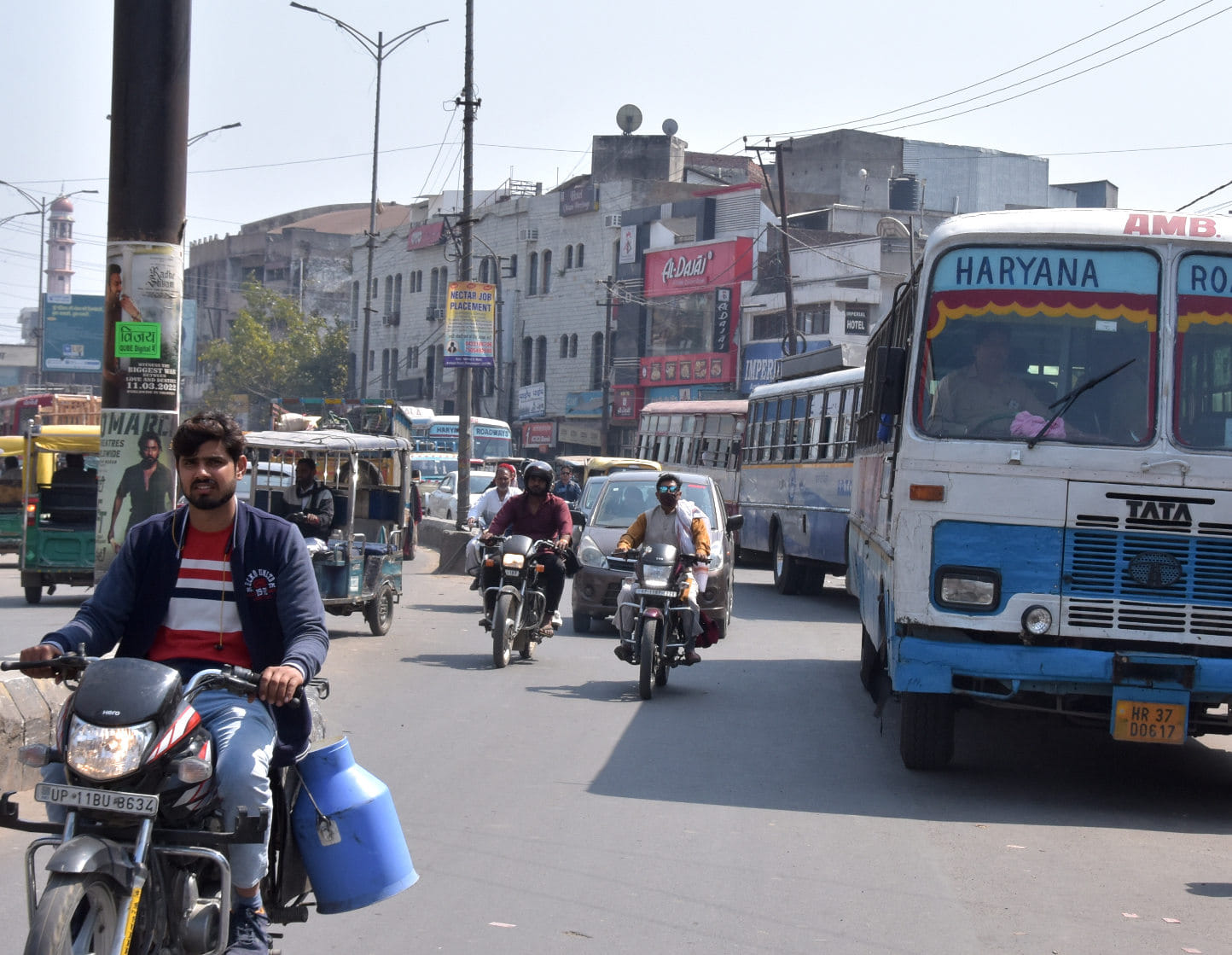सहारनपुर के अंबाला रोड पर सड़क पर खड़ी रोडवेज बसे