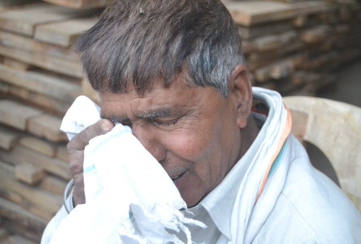 विलाप करते मृतक गार्ड रोशन का पिता संवाद