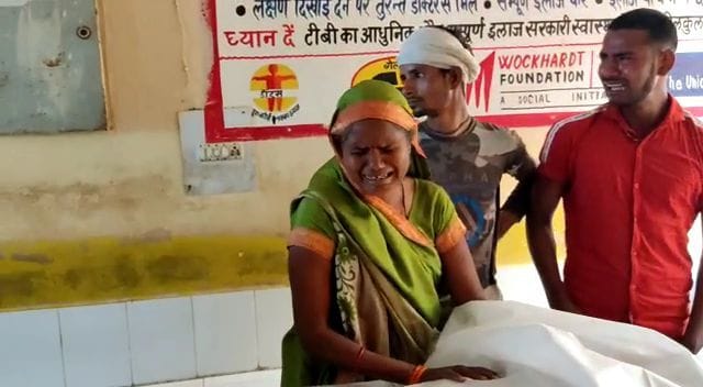 फोटो 13 एयूआरपी 33- दिबियापुर अस्पताल में रोते बिलखते परिजन। संवाद फोटो 13 एयूआरपी 33- दिबियापुर अस्पताल में रोते बिलखते परिजन। संवाद