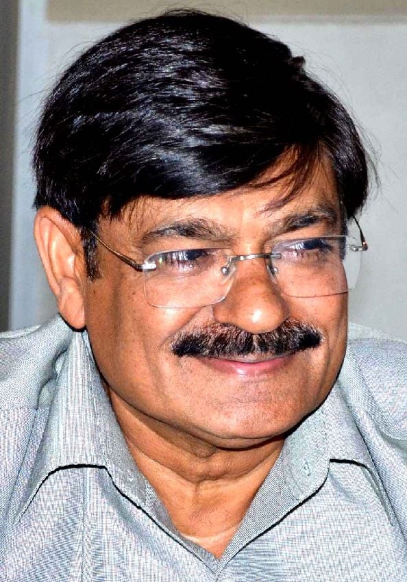 अशोक अग्रवाल ।