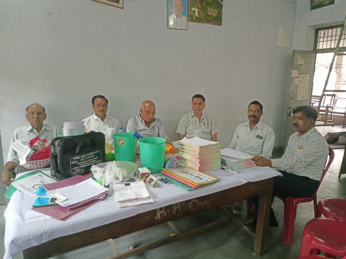 चुनाव की तैयारियों में जुटे सहायक चुनाव अधिकारी।