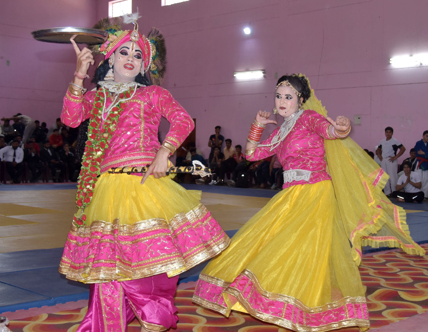स्टेडियम में आयोजित जूनियर नेशनल कुराश प्रतियोगिता के शुभारंभ में प्रस्तुति देते कलाकार स्टेडियम में आयोजित जूनियर नेशनल कुराश प्रतियोगिता के शुभारंभ में प्रस्तुति देते कलाकार