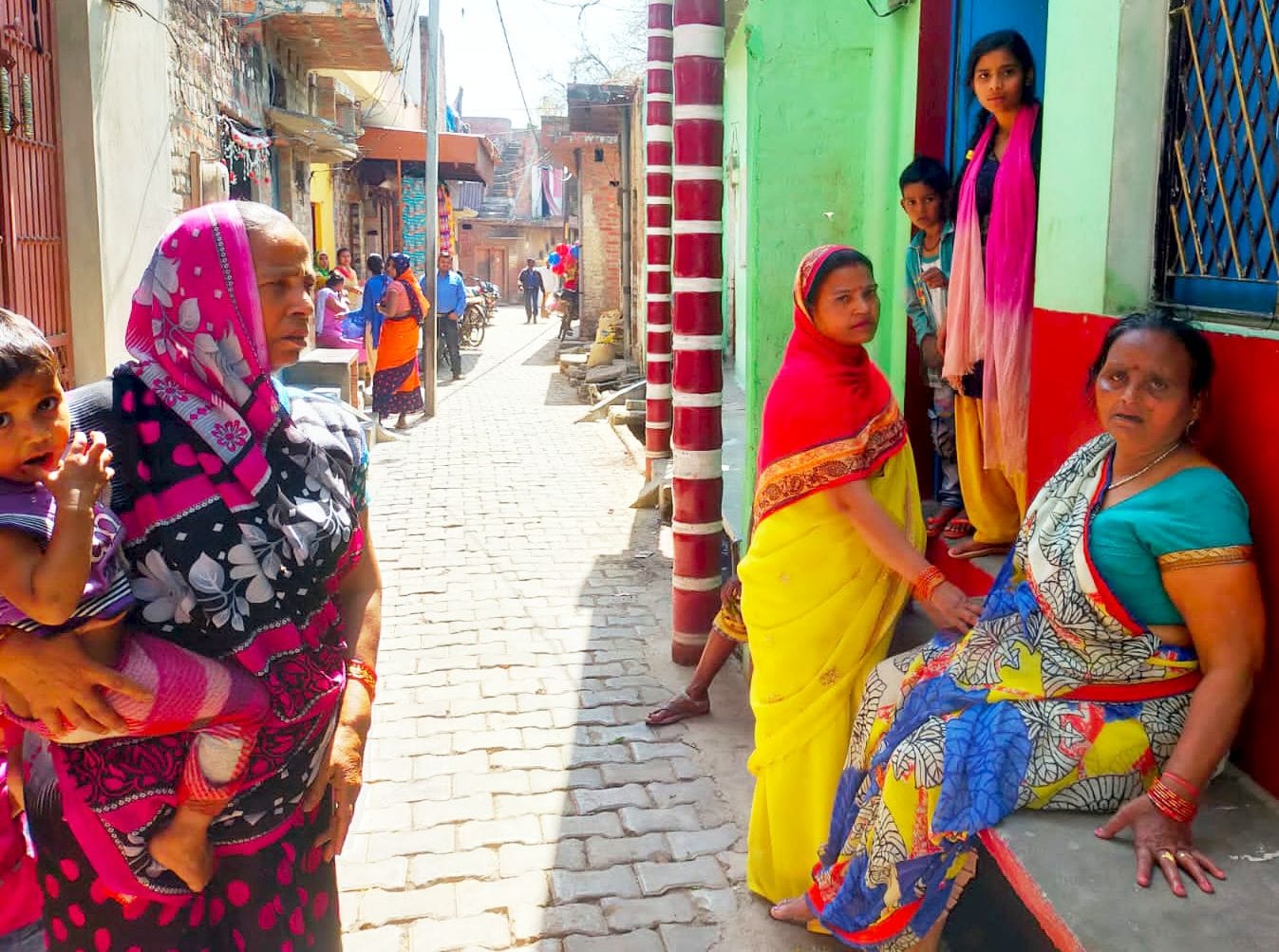 रोते बिलखते मृतक सूरज के परिजन ।  संवाद