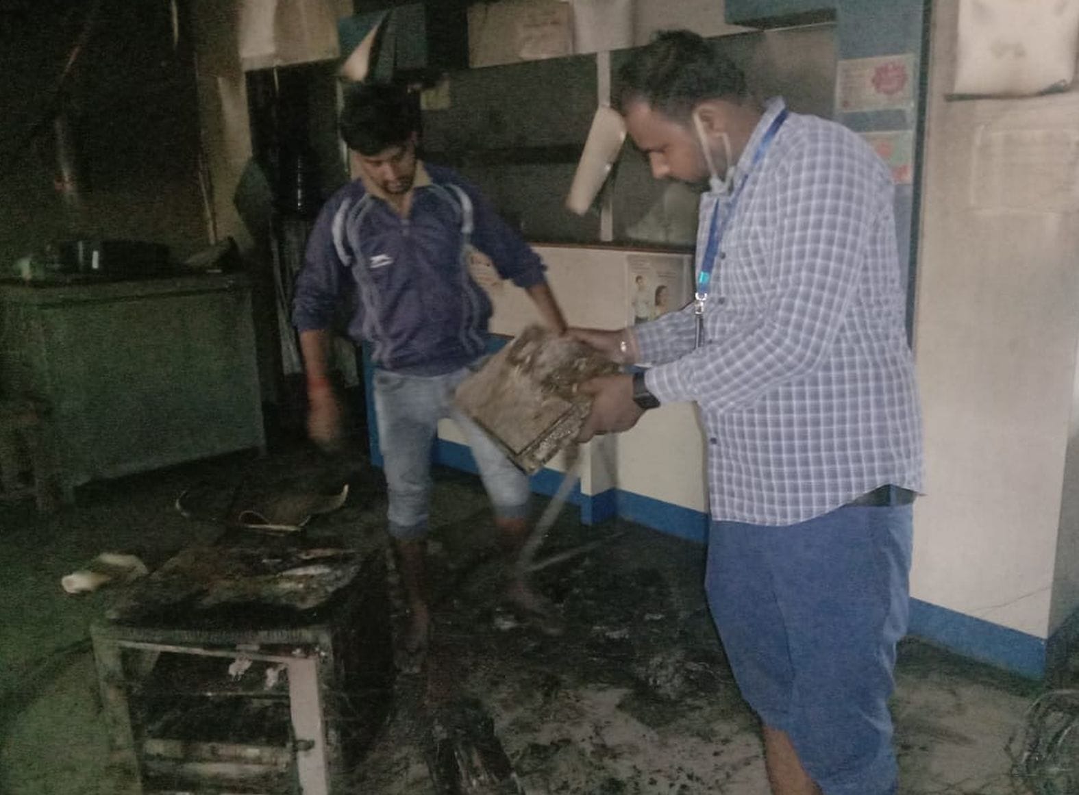 फैजबाग में स्थित बैंक ऑफ इंडिया की शाखा में आग से जले सामान को देखते शाखा प्रबंधक। संवाद फैजबाग में स्थित बैंक ऑफ इंडिया की शाखा में आग से जले सामान को देखते शाखा प्रबंधक। संवाद