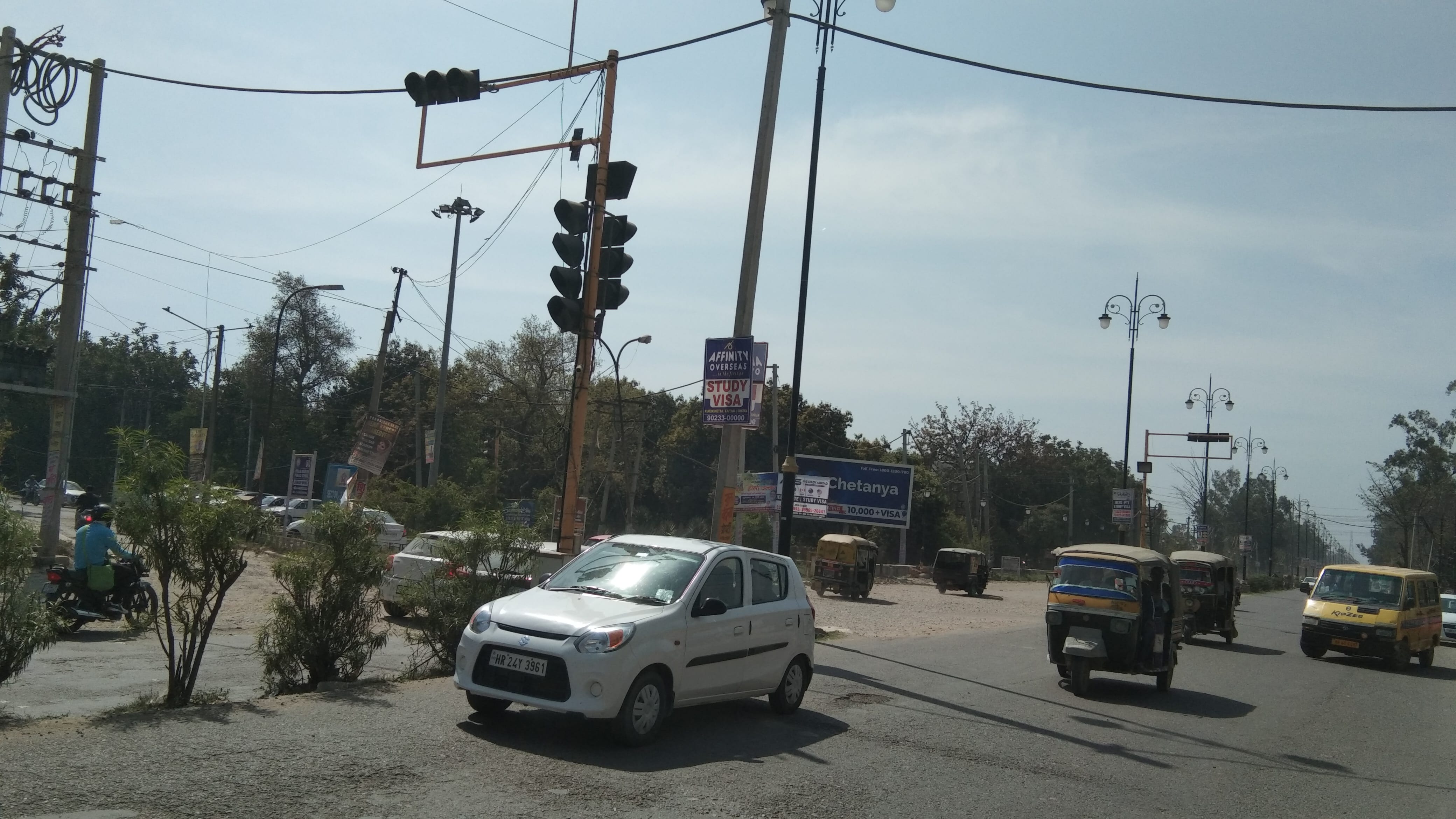 सेक्टर दो के टी प्वाइंट से गुजरते वाहन।  संवाद