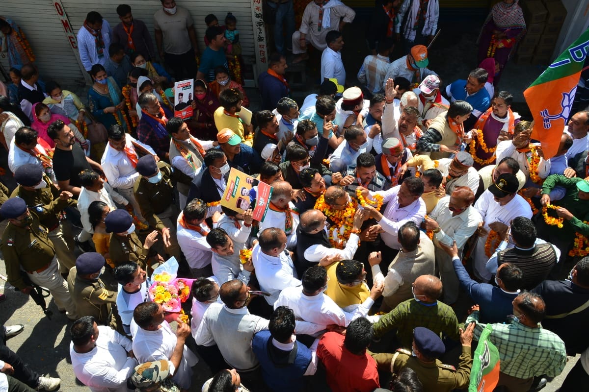 सलौणी में मुख्यमंत्री का अपने समर्थकों सहित स्वागत करते भाजपा प्रवक्ता विनोद ठाकुर। सलौणी में मुख्यमंत्री का अपने समर्थकों सहित स्वागत करते भाजपा प्रवक्ता विनोद ठाकुर।