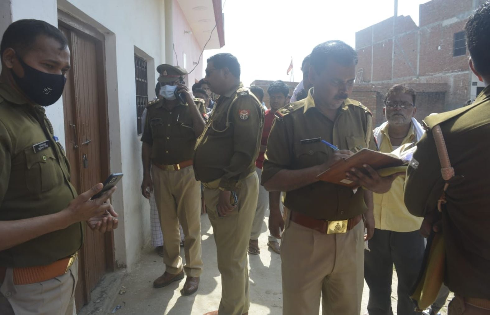 भोलेपुर में सुधीर के घर हुई चोरी की घटना के संबंध में जांच पड़ताल करती पुलिस। संवाद भोलेपुर में सुधीर के घर हुई चोरी की घटना के संबंध में जांच पड़ताल करती पुलिस। संवाद