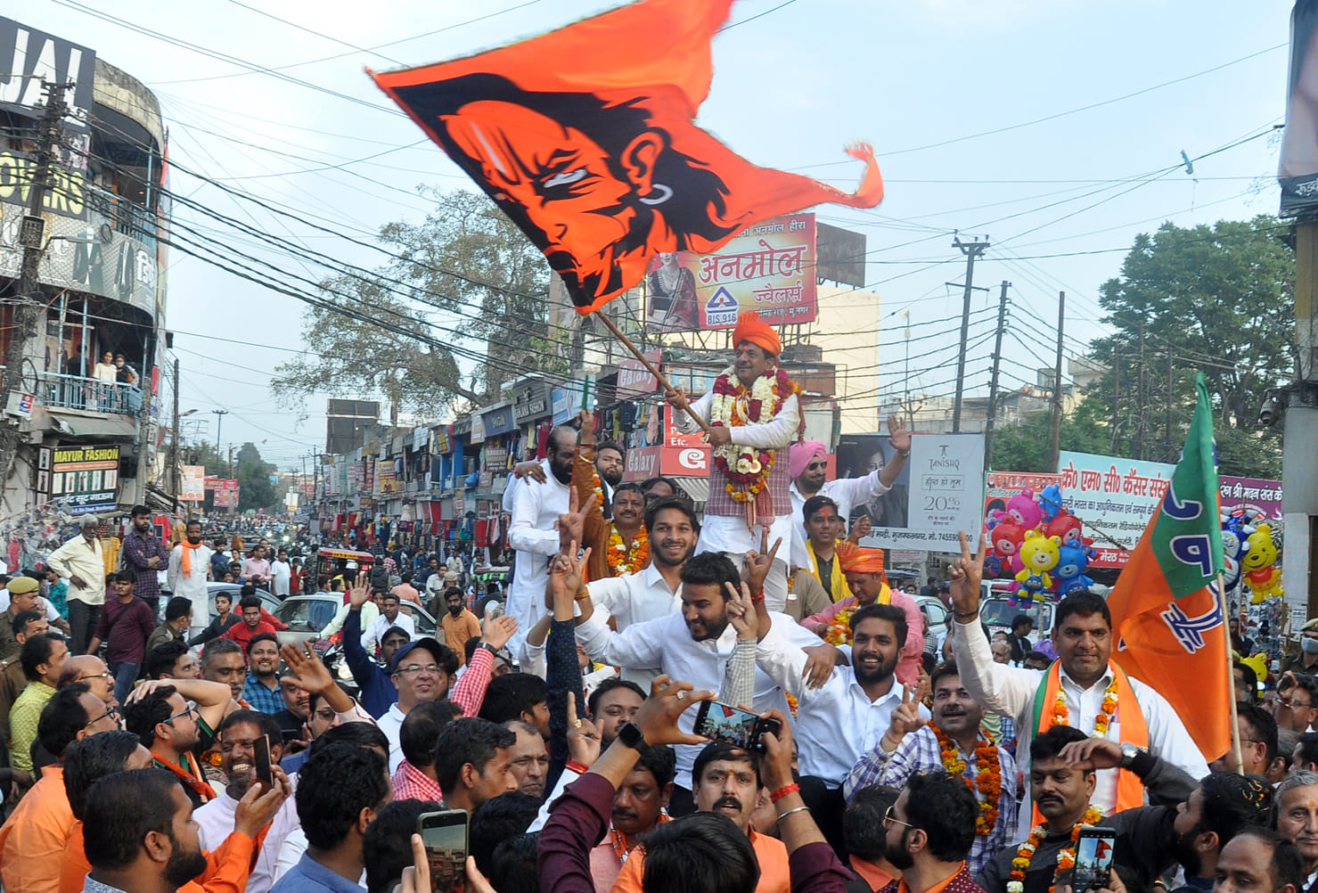 नगर में रोड शो के दौरान भगवा झंडा लहराते विधायक कपिलदेव। नगर में रोड शो के दौरान भगवा झंडा लहराते विधायक कपिलदेव।