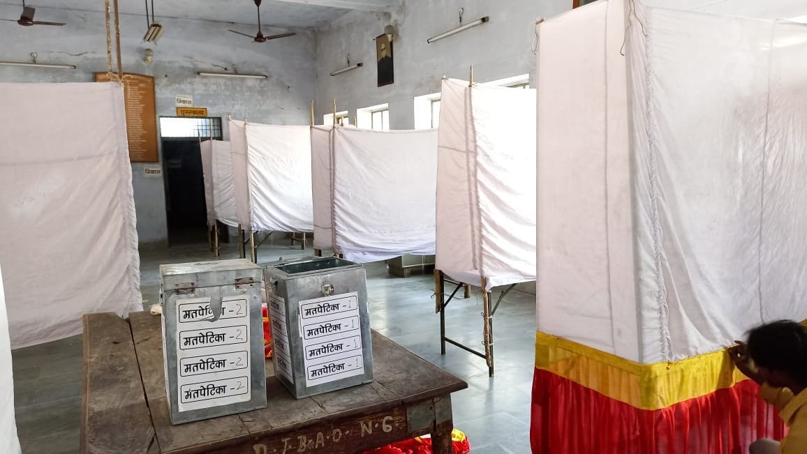 कलक्ट्रेट में मतदान के लिए बनाए गए बूथ।