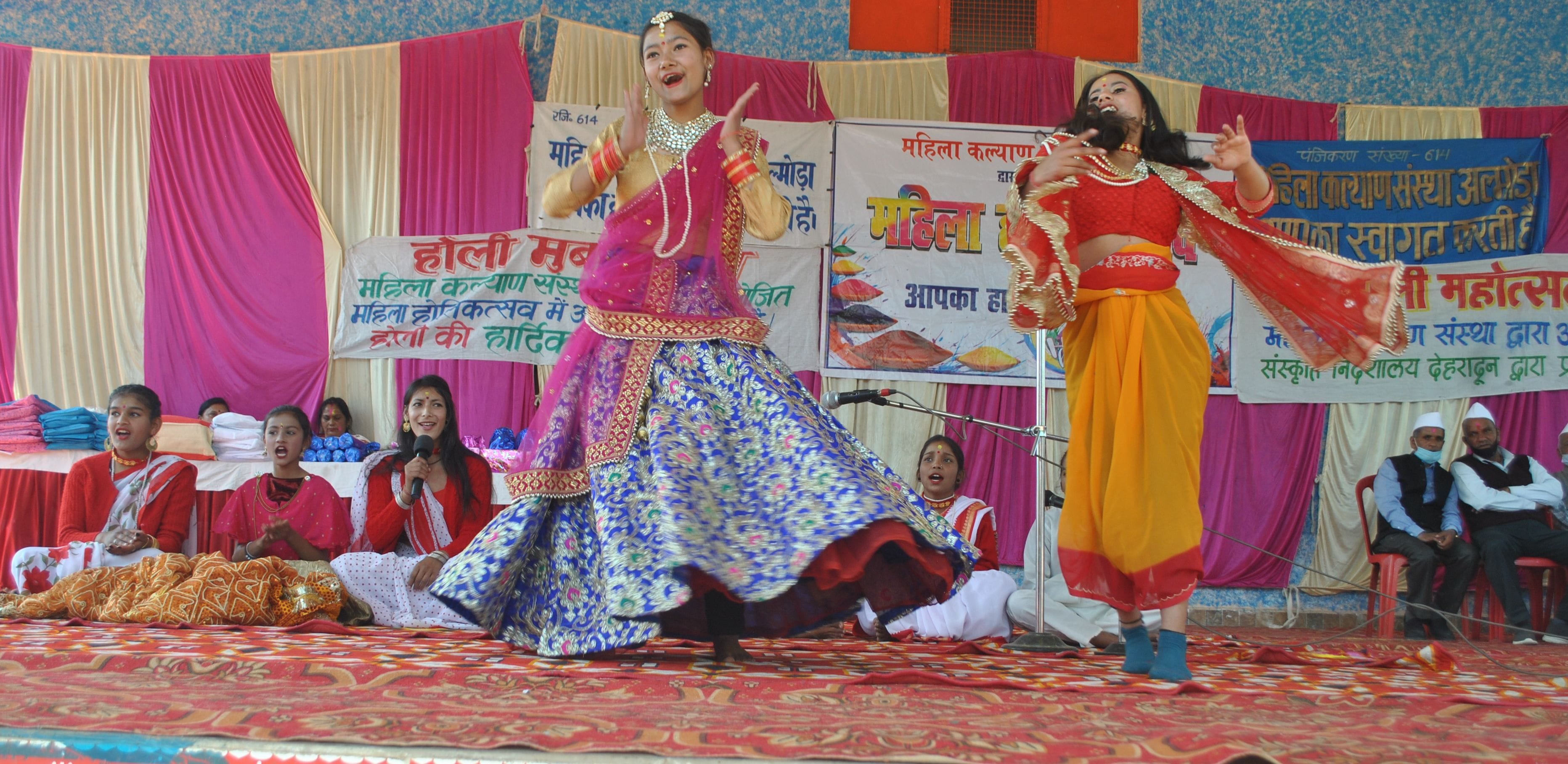 होली कार्यक्रम में प्रतिभागी होली कार्यक्रम में प्रतिभागी