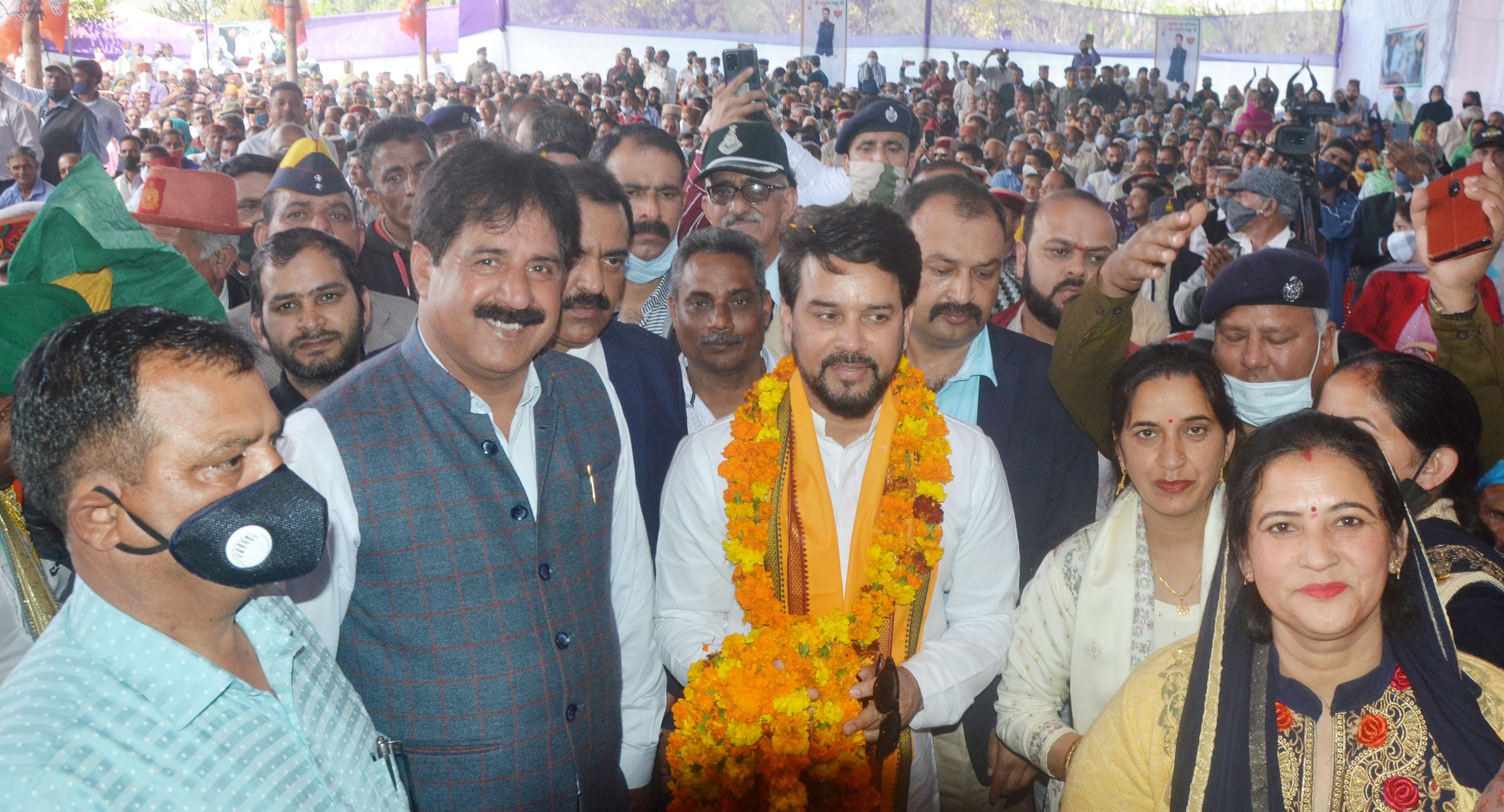 चौकी में सैनिक सम्मान समारोह में पहुंचने पर केंद्रीय मंत्री का स्वागत करते भाजपा मंडल सुजानपुर ?