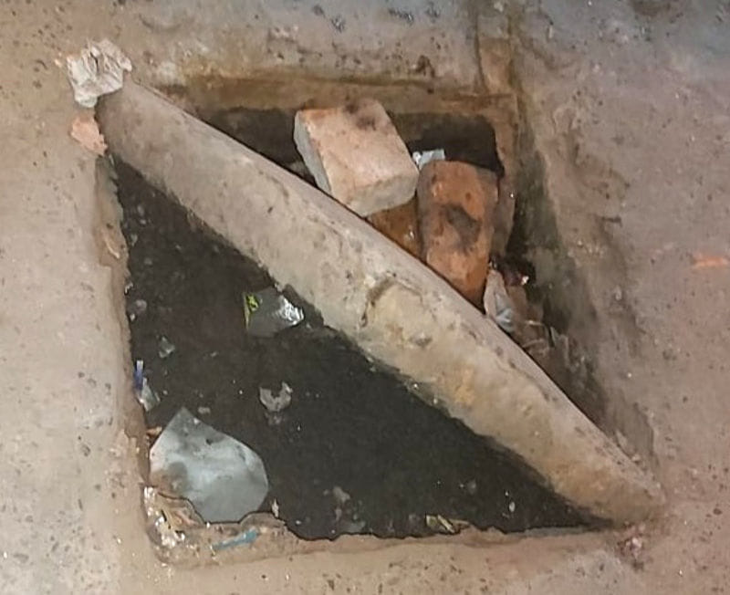 मोहल्ला सराय हिसामुद्दीन में टूटा ढक्कन। मोहल्ला सराय हिसामुद्दीन में टूटा ढक्कन।